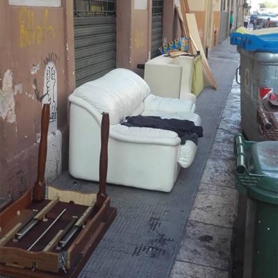 rifiuti ingombranti abbandonati divano via danti angolo generale bari