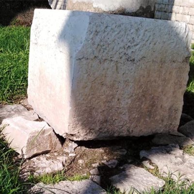 colonna romana lungomare imperatore augusto bari puglia