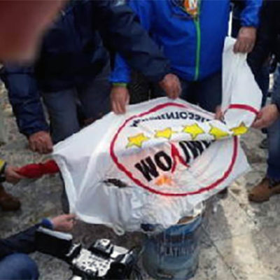 bruciano bandiera m5s melendugno no tap gasdotto protesta puglia