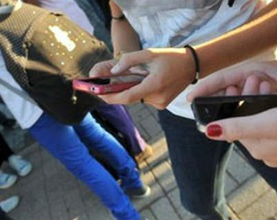 ragazzi adolescenti smartphone