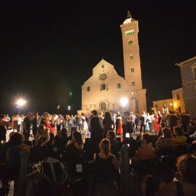 Milonga ai piedi della Cattedrale di Trani