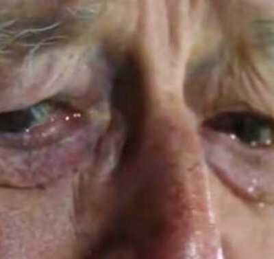 uomo piange