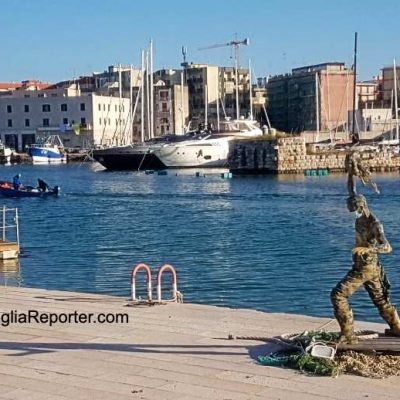 monumento polpo bisceglie sbattitore porto