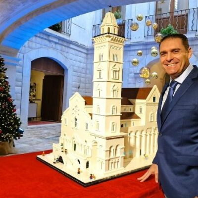 Maurizio Lampis con la sua opera