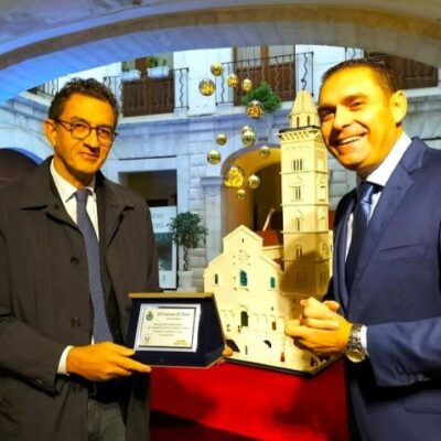 Targa donata da Maurizio Lampis al sidaco di Trani Bottaro