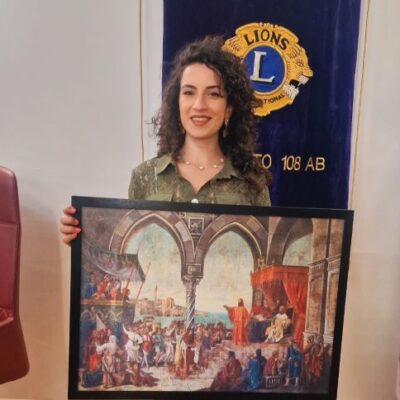 La quarta classificata, Anna Chiara Dellerba con la tela raffigurante il sipario del Molinaro dedicato agli Ordinamenta Maris